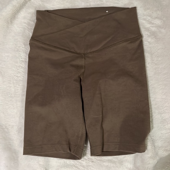 Old Navy Active Crossover Shorts - Picture 3 of 3
